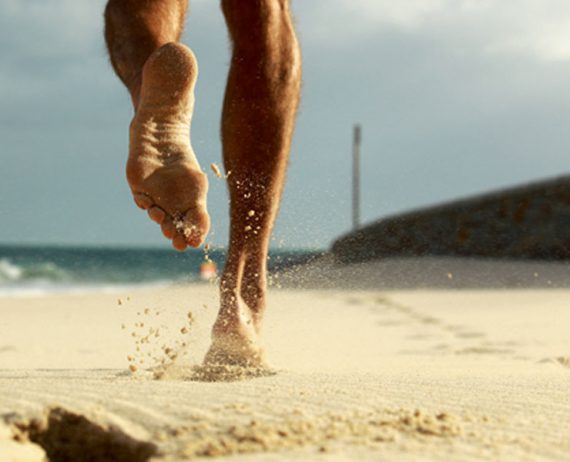 Correr na praia faz bem, mas requer alguns cuidados