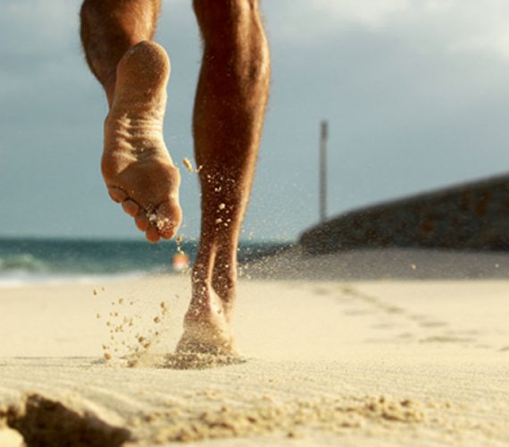 Correr na praia faz bem, mas requer alguns cuidados