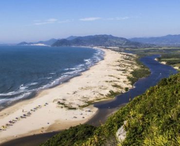 Florianópolis une ecoturismo e baladas